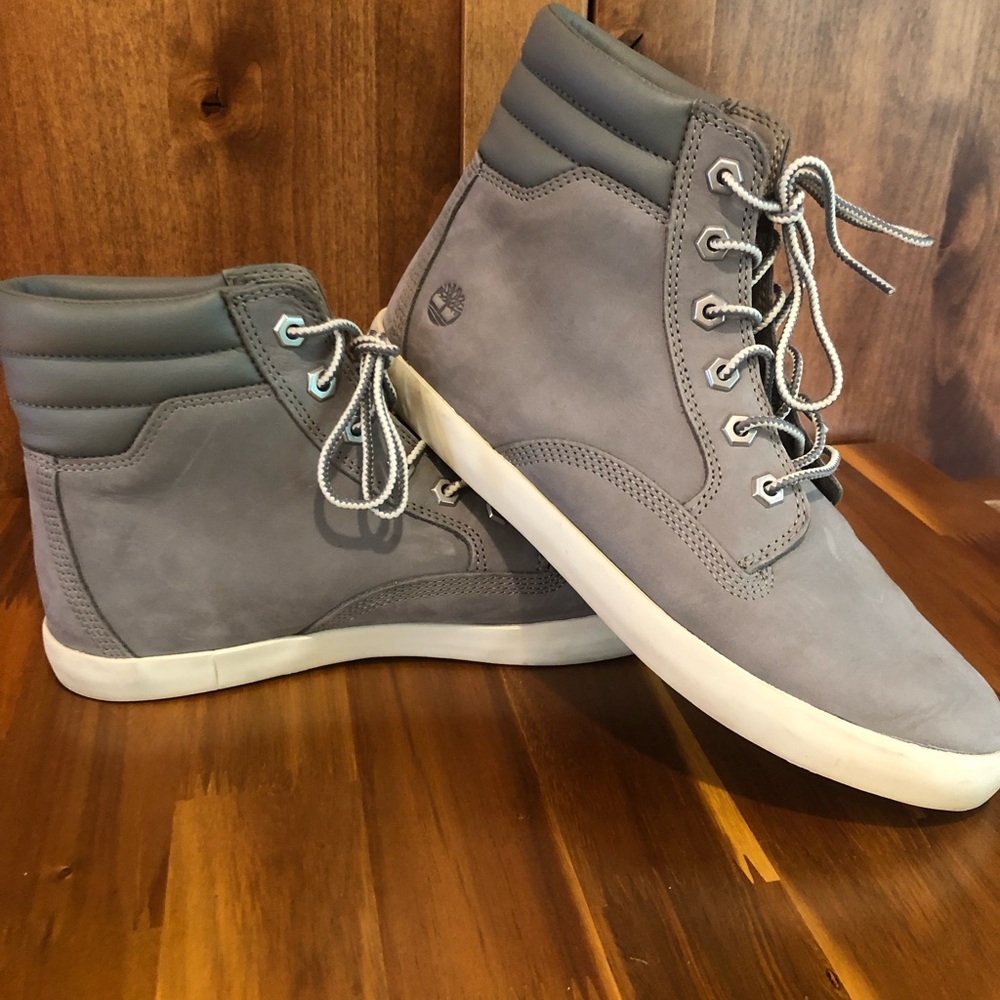 Size 9 Timberland Women’s Gray Nubuck Leather Dausette Sneaker Boot